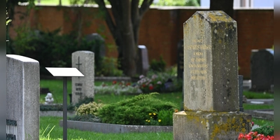 Das Grab von „Casparus Hauser” auf dem Ansbacher Stadtfriedhof ist Ziel vieler Besucher. Die Halterung für die Info-Tafel links neben dem Grab ist nun leer. (Foto: Manfred Blendinger)
