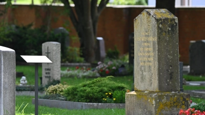 Das Grab von „Casparus Hauser” auf dem Ansbacher Stadtfriedhof ist Ziel vieler Besucher. Die Halterung für die Info-Tafel links neben dem Grab ist nun leer. (Foto: Manfred Blendinger)