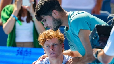  Carlos Alcaraz (r) tröstet Jannik Sinner nach der Aufgabe. (Foto: Scott Stuart/ZUMA Press Wire/dpa)