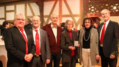 Bürgermeister Kurt Förster (links), Oberbürgermeister Dr. Markus Naser (Zweiter von links) und Zweiter Bürgermeister Dieter Kölle (rechts) mit Joachim Greis, Helga Kandert und Inge Bauereiß (Zweite von rechts). (Foto: C. Kleinschrot)