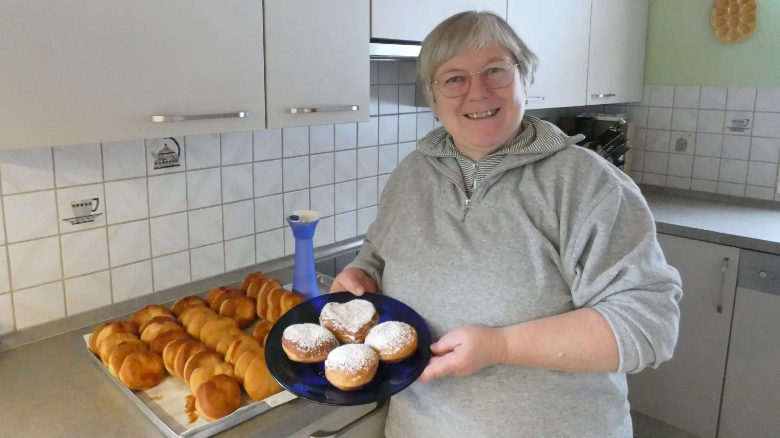 In der Faschingszeit gibt Hauswirtschaftsmeisterin Monika Haspel Kurse und zeigt, wie man den perfekten Krapfen zaubert. (Foto: Calotta Halbrock)