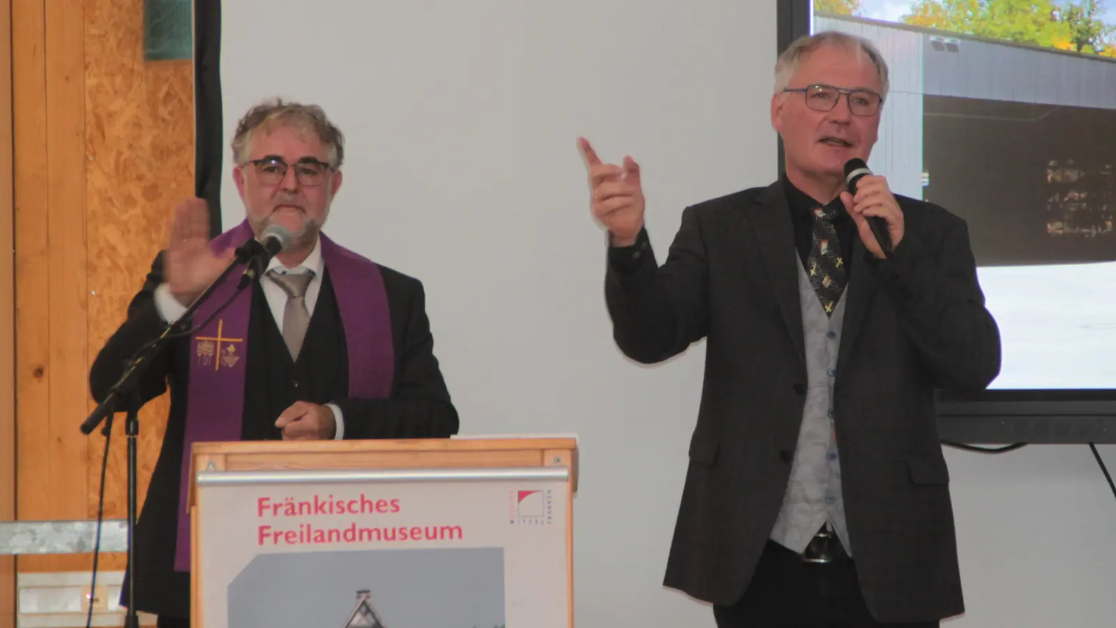 Mit der Segnung des Bauwerkes durch Dekan Jörg Dittmar und Pastoralreferent Ludger Mennes war die Einweihung des neuen Kultur-Bauhofes des Fränkischen Freilandmuseums endgültig vollzogen. (Foto: Hans-Bernd Glanz)