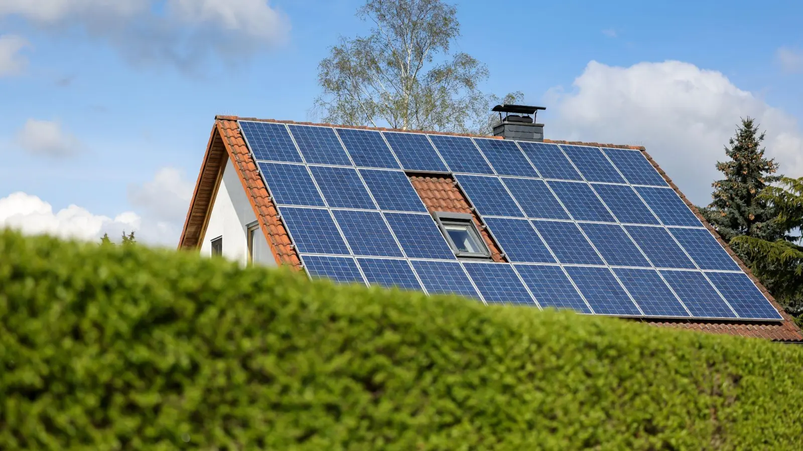 Die neu installierte PV-Leistung auf Eigenheimen sind um 135 Prozent gestiegen. (Foto: Jan Woitas/dpa-Zentralbild/dpa)