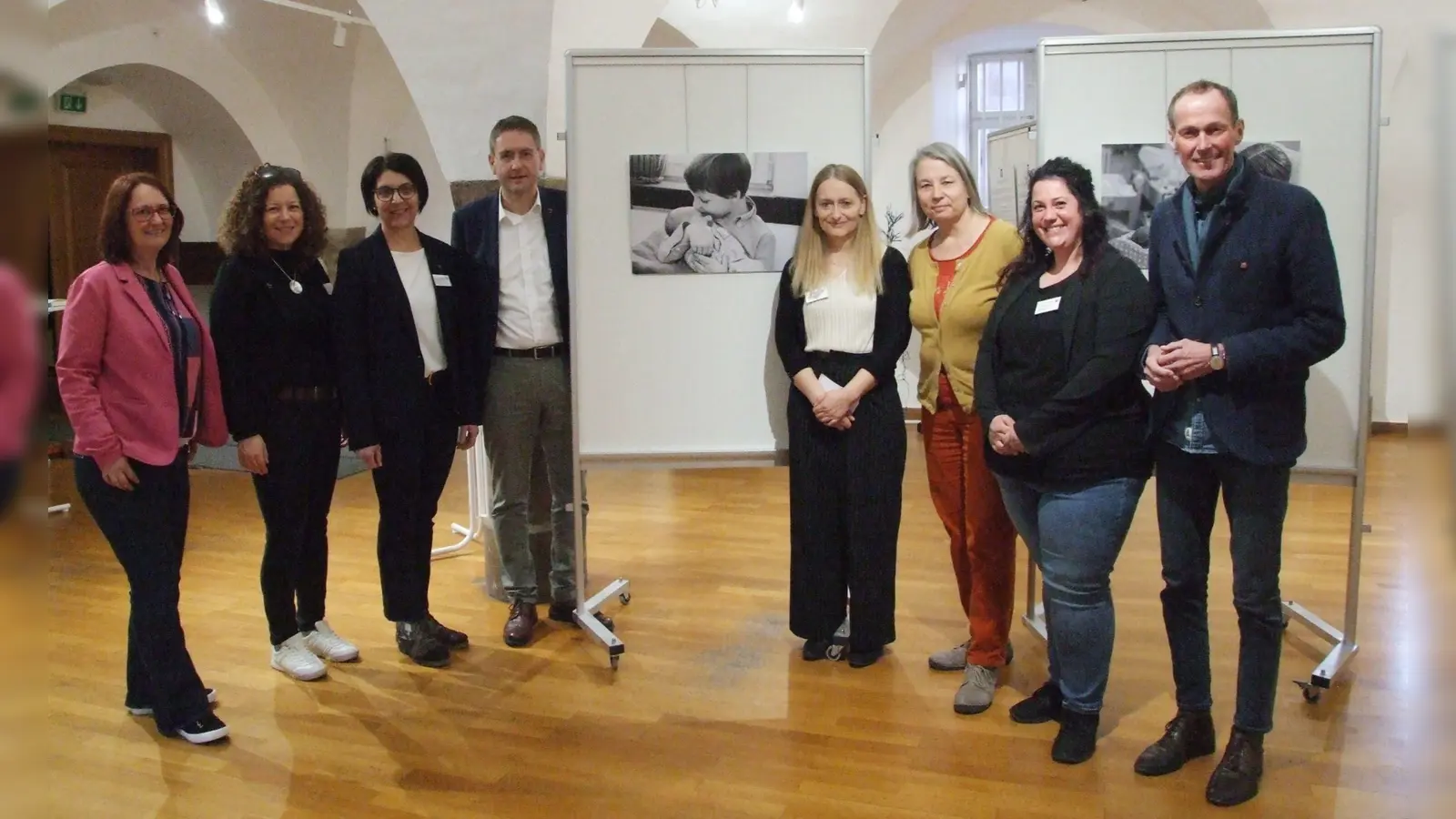 Beim offiziellen Auftakt der Ausstellung „Ich bin ...” im Dinkelsbühler Kunstgewölbe (von links): Sternenkind-Fotografin Anja Joas, Julia Fälschle und Anke Schwed-Horndasch (beide Gesundheitsamt), Landrat Dr. Jürgen Ludwig, Martina Hartmann (Gesundheitsamt), Hebamme Christine Maek, Antonia Hofmann (Gesundheitsamt) und Oberbürgermeister Dr. Christoph Hammer. (Foto: Jasmin Kiendl)