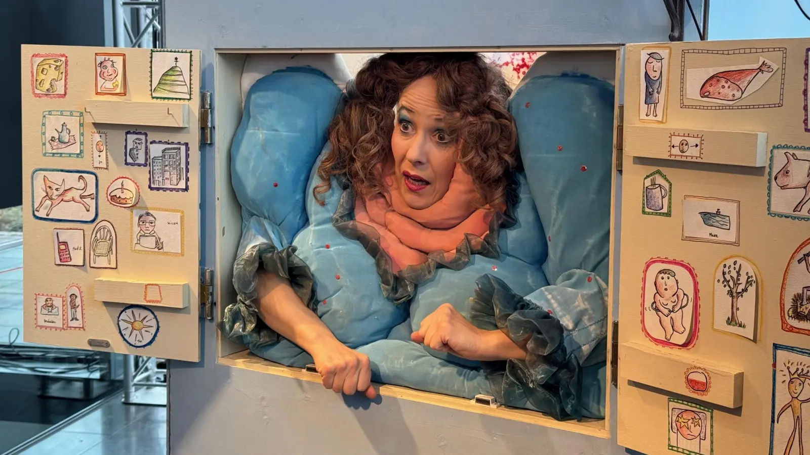 BigBam mit ganz viel Empathie: Die Puppenspielerin Claudia Engel begrüßt und verabschiedet die Gäste, die ins Lobbüro kommen.  (Foto: Lara Hausleitner)