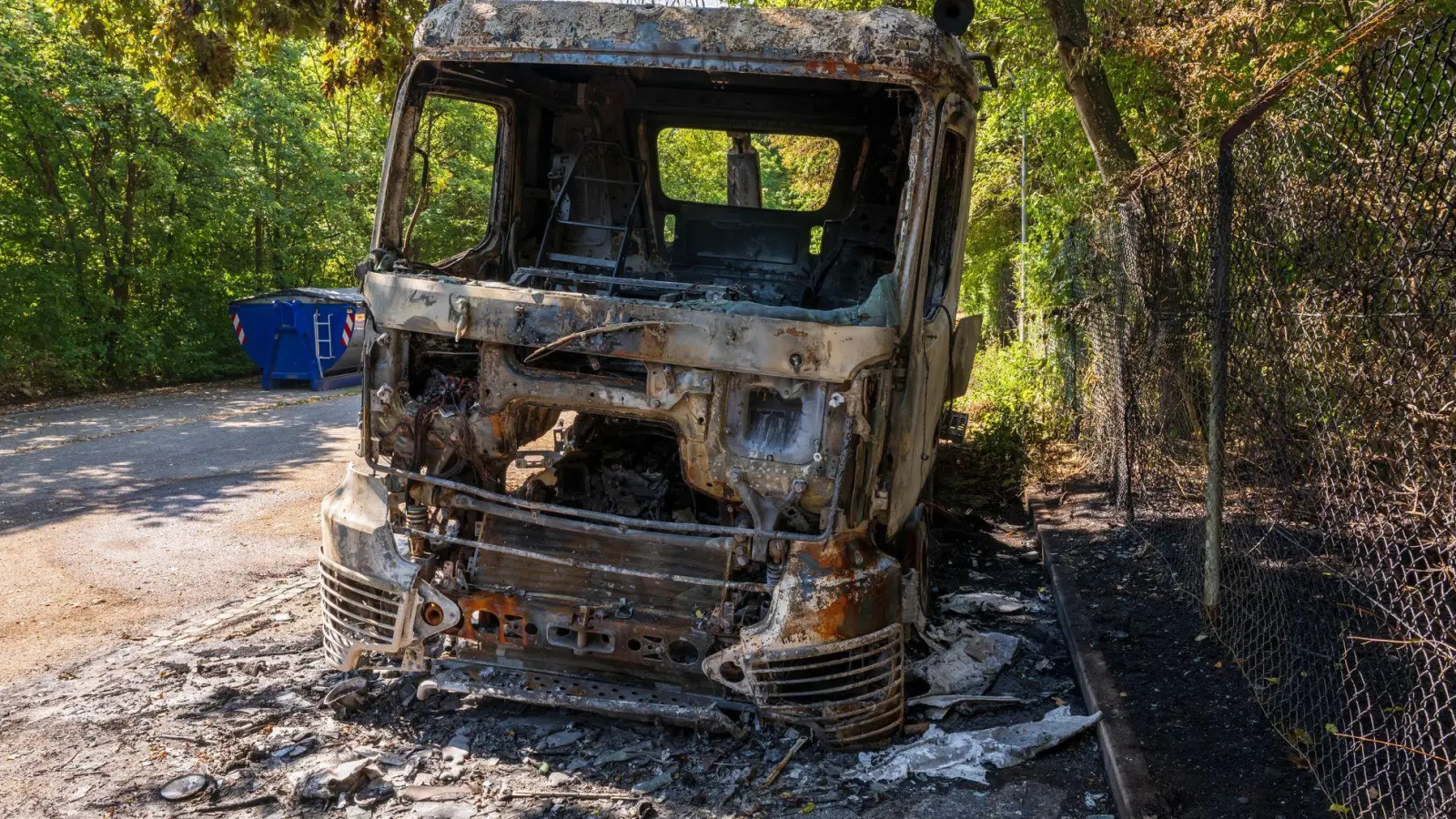 Ein 32-Jähriger ist wegen Brandstiftung auf Baufahrzeuge 2024 in München angeklagt - schon zwei Jahre früher brannten Baufahrzeuge. (Archivfoto)  (Foto: Peter Kneffel/dpa)