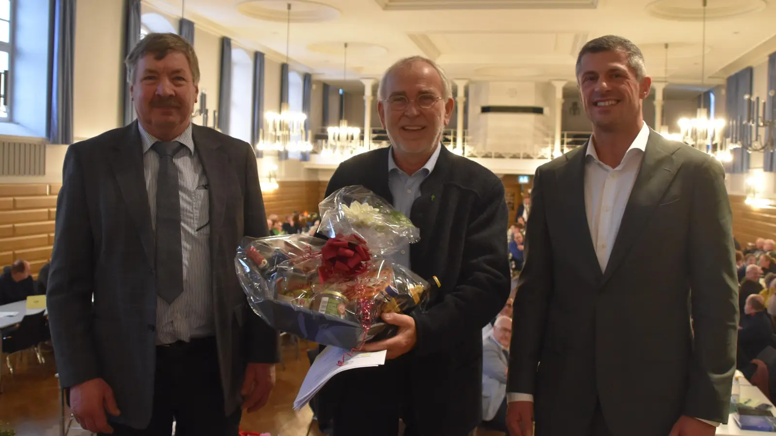 Dankten „Bauer Willi“ (Mitte) für seinen gewitzten Vortrag: Vorsitzender Lothar Ehehalt (links) und Mathias Rottler vom Milcherzeugerring.  (Foto: Fritz Arnold)