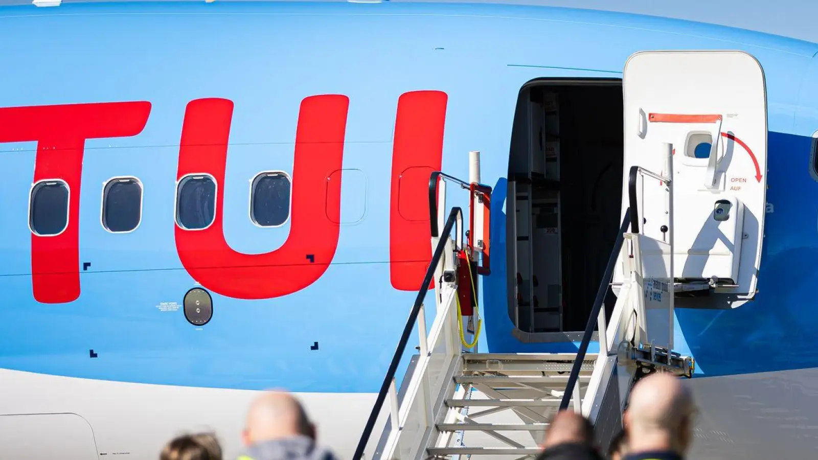 Kommt es zum Warnstreik? Flugreisende müssen sich möglicherweise auf Einschränkungen bei Tuifly einstellen. (Symbolbild) (Foto: Moritz Frankenberg/dpa)