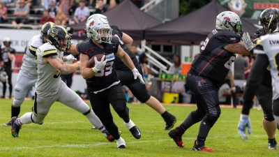 Nicht zu stoppen: Running Back Boris Gesell (mit Spielgerät) im Vorwärtsgang. (Foto: Thomas Lüdtge)