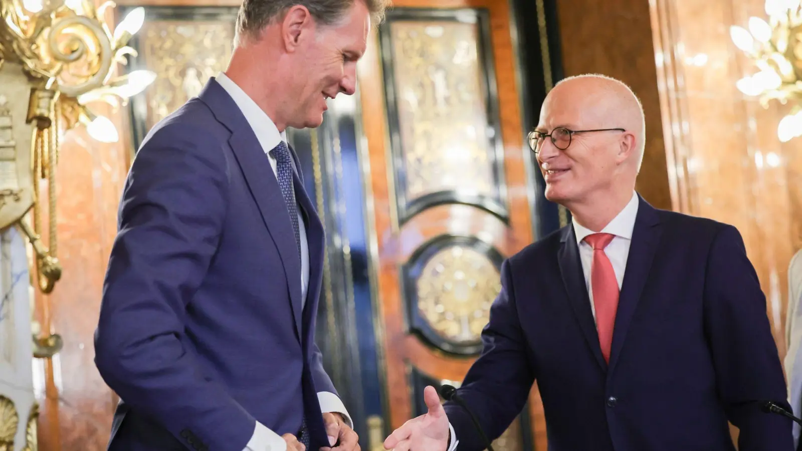 Hamburgs Bürgermeister Peter Tschentscher (SPD, r) und Soren Toft, CEO der MSC Mediterreanean Shipping Company, arbeiten künftig enger zusammen. (Foto: Christian Charisius/dpa)