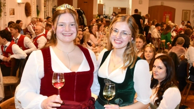 Emma Schmidt (rechts) gab die Krone der Weigenheimer Weinprinzessin an Anne Markert weiter und stieß mit ihr auf eine schöne Amtszeit an. (Foto: Gerhard Krämer)