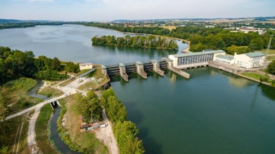 Rund 85 Wasserkraftwerke an Isar, Lech, Donau und Main will der Freistaat über sogenannte Heimfallrechte von Uniper zurückkaufen. Darunter auch das Kraftwerk Altheim an der Isar. (Archivbild) (Foto: Armin Weigel/dpa)