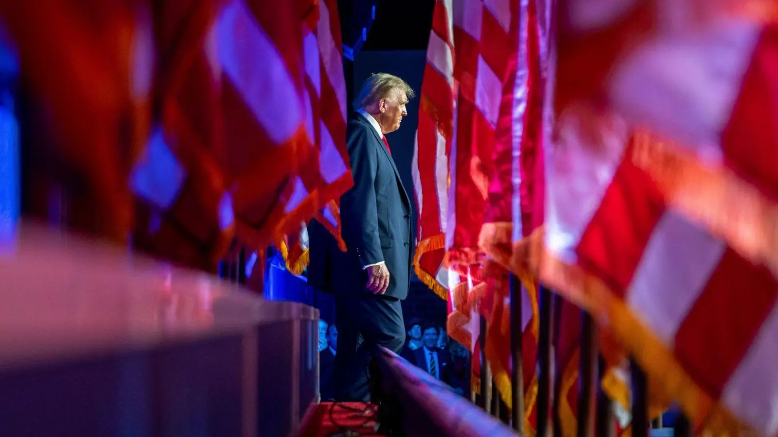 In wenigen Wochen sitzt der designierte US-Präsident Donald Trump wieder am Hebel. (Foto: Julia Demaree Nikhinson/AP/dpa)