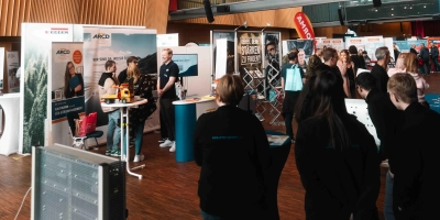 Am 7. März 2026 findet die Ausbildungs- und Studienmesse im Kur- und Kongress-Center in Bad Windsheim statt. Die Messe bietet Schülerinnen und Schülern die Gelegenheit, sich über verschiedene berufliche Perspektiven und Studienmöglichkeiten zu informieren. (Foto: Yes.Why Werbeagentur)