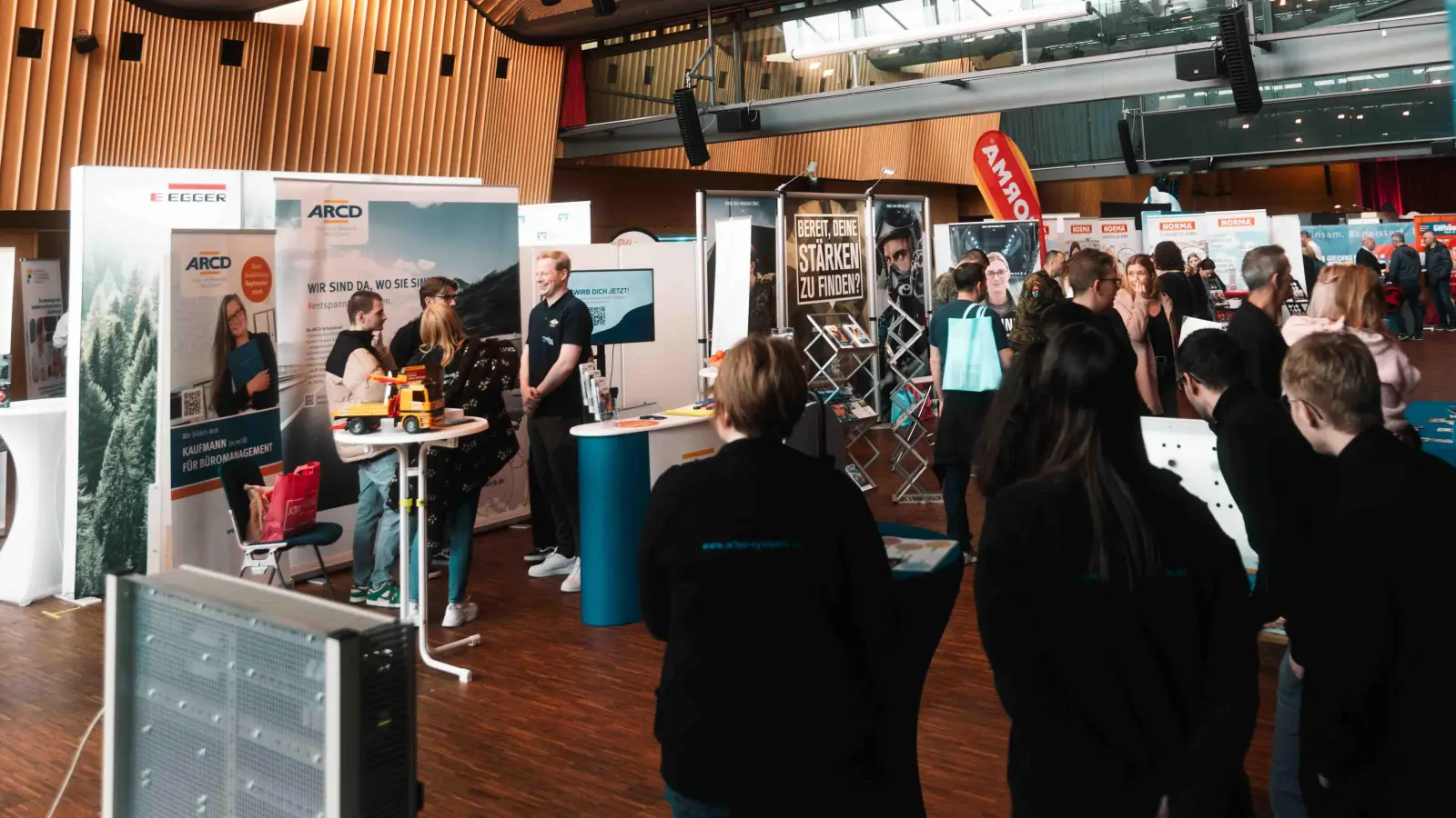 Am 7. März 2026 findet die Ausbildungs- und Studienmesse im Kur- und Kongress-Center in Bad Windsheim statt. Die Messe bietet Schülerinnen und Schülern die Gelegenheit, sich über verschiedene berufliche Perspektiven und Studienmöglichkeiten zu informieren. (Foto: Yes.Why Werbeagentur)