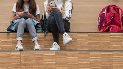 Smartphones sind aus unserem Leben kaum wegzudenken, auch an Schulen sind sie weit verbreitet. Die Kultusministerin will die private Nutzung nun einschränken. (Symbolbild) (Foto: Sebastian Kahnert/dpa-Zentralbild/dpa)