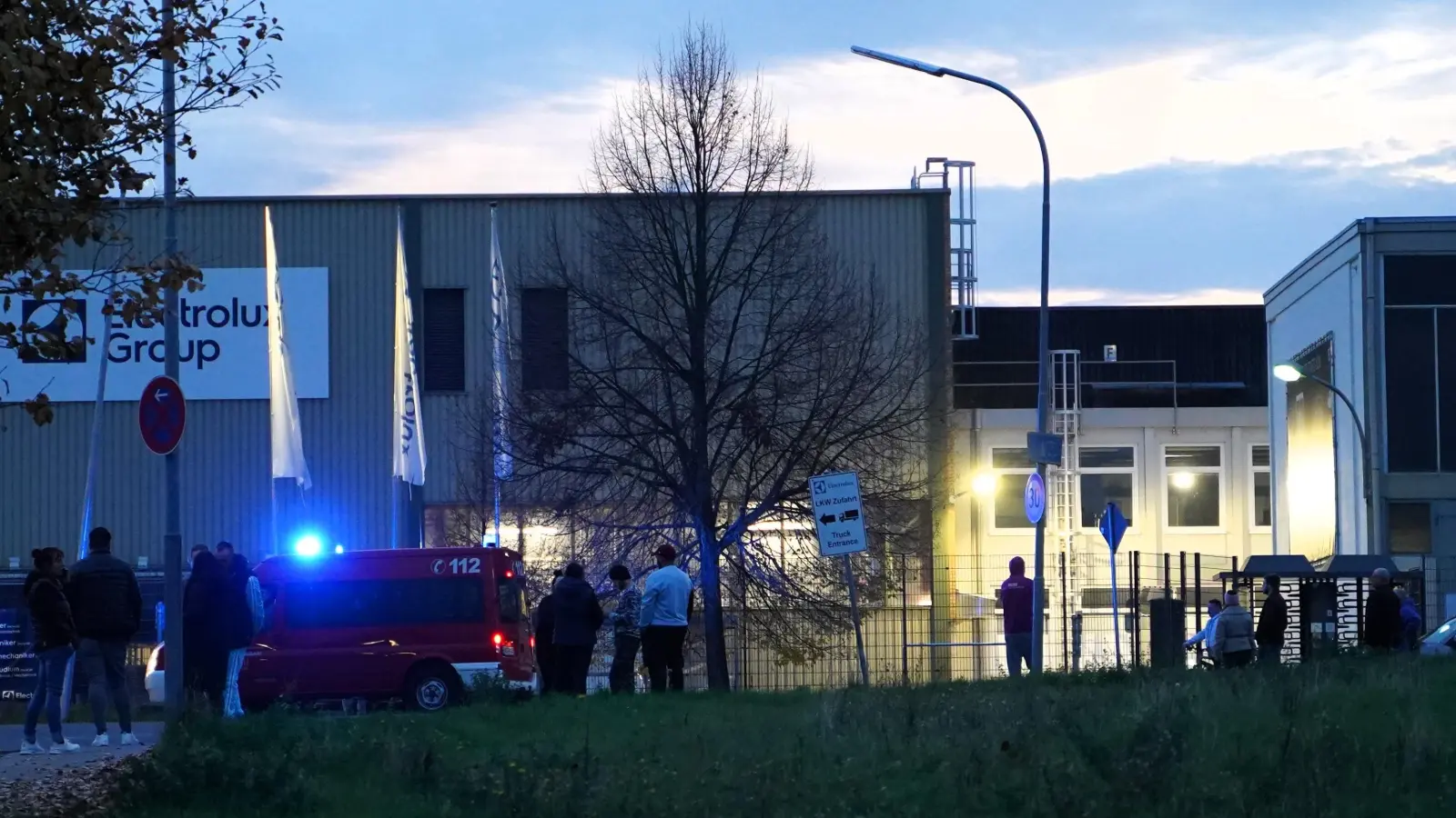 Während des Brands bei Electrolux in Rothenburg versammelten sich zahlreiche Schaulustige vor dem Gelände. (Foto: Simone Hedler)