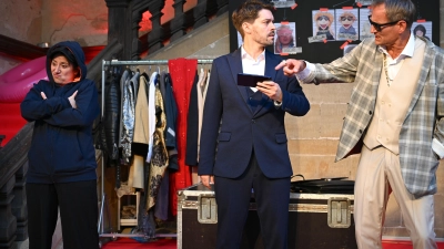 Das Team des Toppler-Theaters freut sich über den großen Erfolg der Komödie „Achtsam morden”. Das Foto zeigt eine Szene mit Atischeh Hannah Braun, Frank Habatsch und Udo Grunwald (von links). (Foto: Toppler-Theater/Dieter Balb)