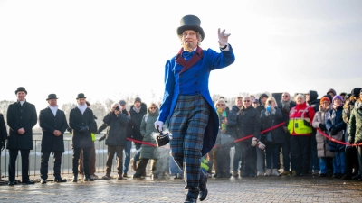 Der Eiswettenschneider gestikuliert am Ufer der Weser. (Foto: Sina Schuldt/dpa)