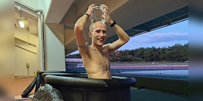 Eis oben und Eis unten: Florian Bremm verschafft sich Kühlung in Miyazaki. (Foto: Alexander Mertens/DLV)