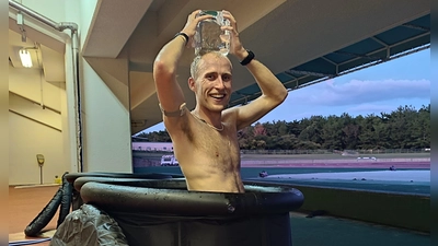 Eis oben und Eis unten: Florian Bremm verschafft sich Kühlung in Miyazaki. (Foto: Alexander Mertens/DLV)