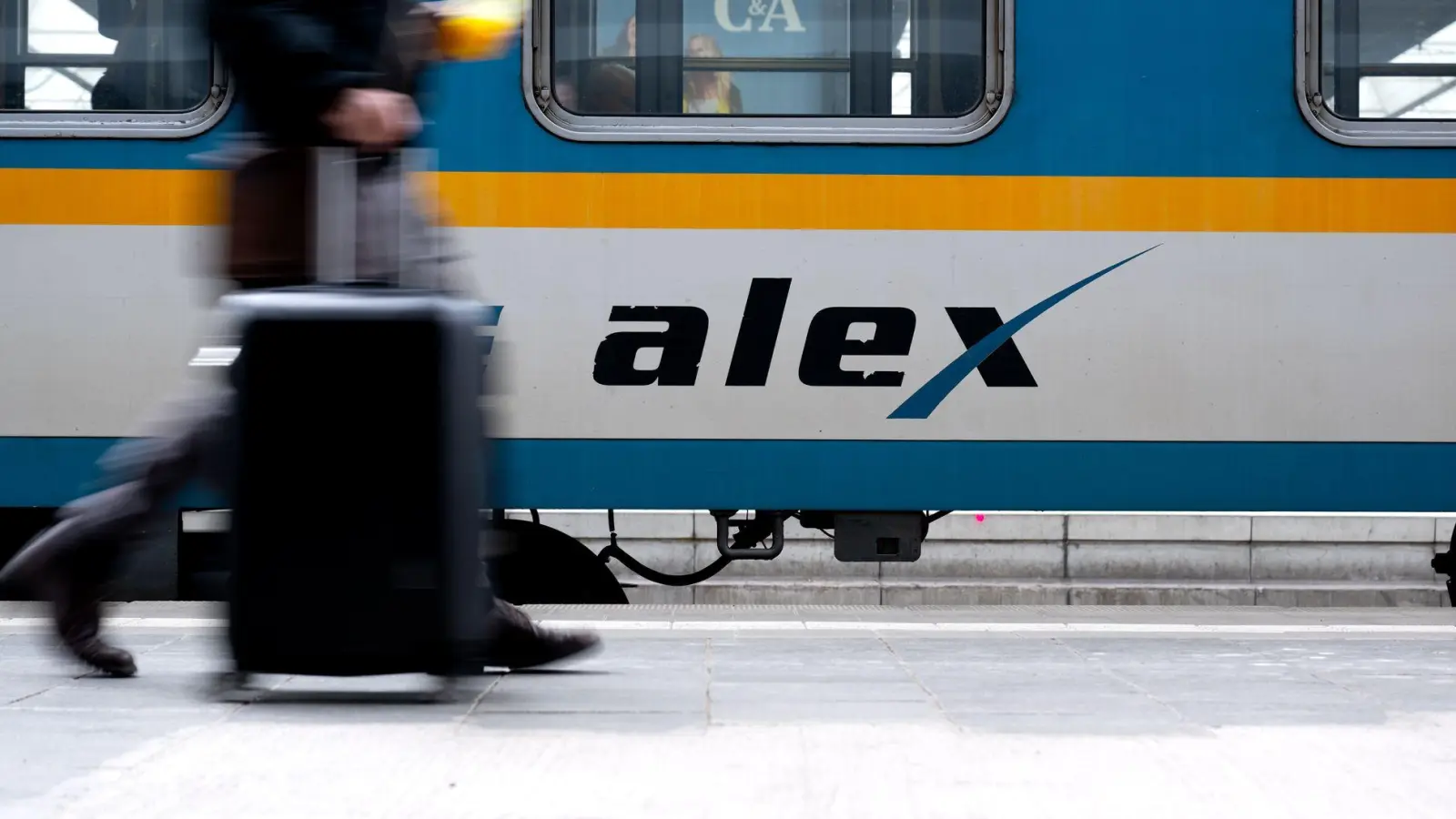 Die „Alex“-Züge sollen auch zwischen 2028 und 2031 von München über Regensburg Richtung Prag fahren. (Archivbild) (Foto: Sven Hoppe/dpa)