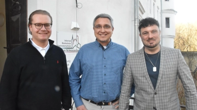 Internatsleiter Rosco Schirner, FOS-Direktor Bernd Scheffer und Realschulchef Lars Wiatkowski (von links) freuen sich auf die Weiterentwicklung des Schulstandorts Schloss Schwarzenberg. (Foto: Andreas Reum)