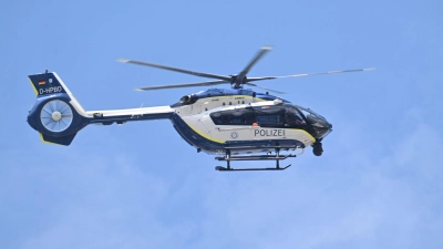 Bei der Suche nach den Tätern kam auch ein Polizeihubschrauber zum Einsatz. (Symbolbild) (Foto: Felix Hörhager/dpa)