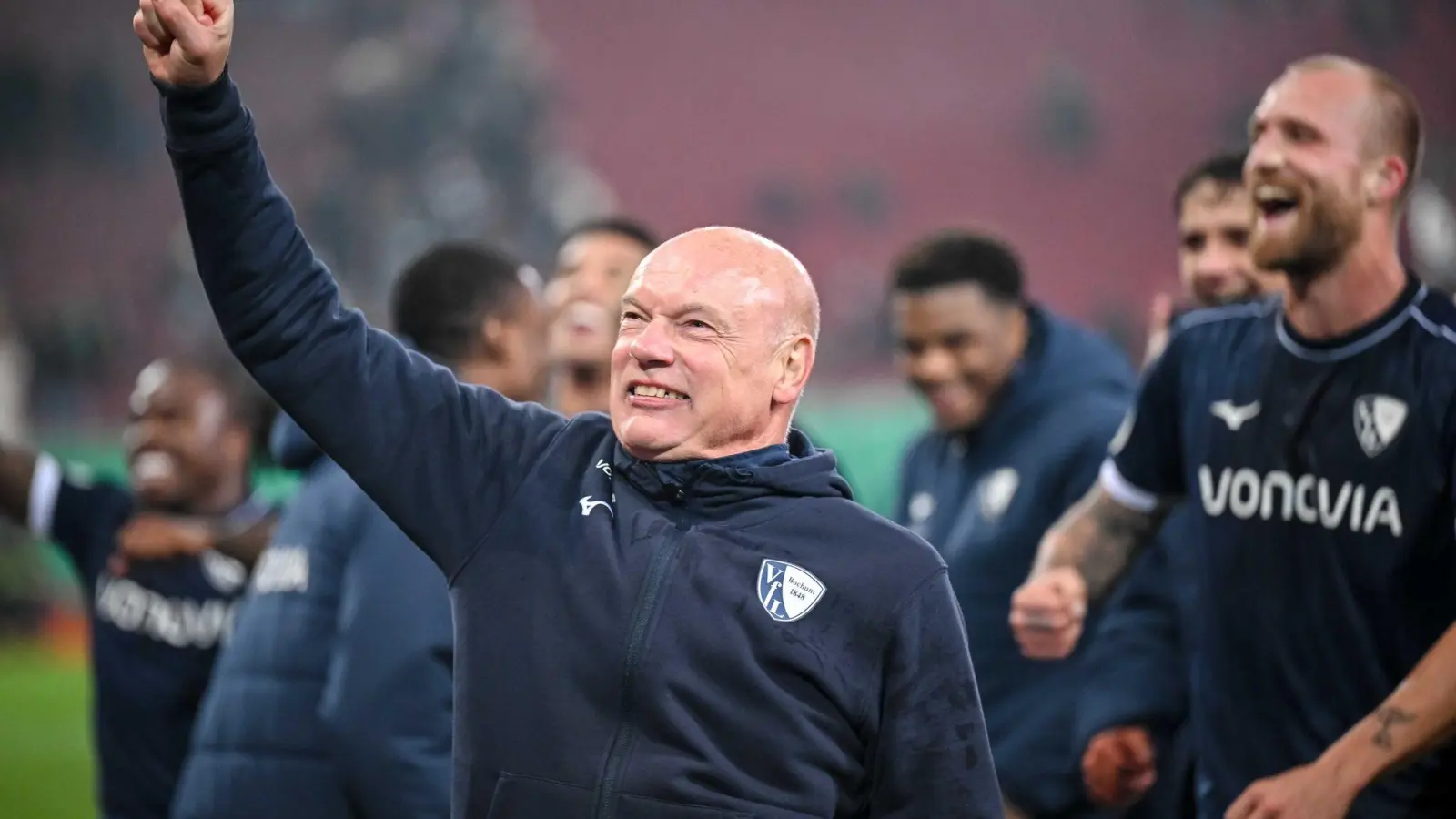 Geschafft: Trainer Uwe Rösler ballt vor dem Bochumer Fanblock jubelnd die Faust.  (Foto: Harry Langer/dpa)