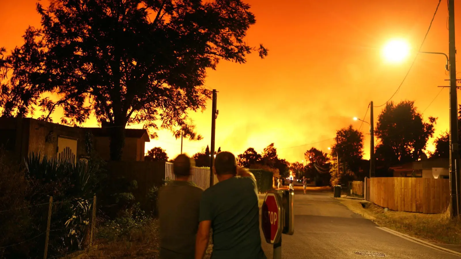 Wegen des Brandes an der Atlantikküste wurden inzwischen fast 20.000 Menschen evakuiert. (Foto: Romain Perrocheau/AFP/dpa)