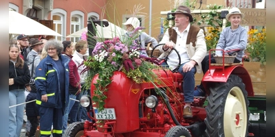 Ein besonderer Hingucker sind die vielen prächtig geschmückten Traktoren, Kutschen und Wagen, die beim Festzug dabei sind. (Foto: Jasmin Kiendl  )