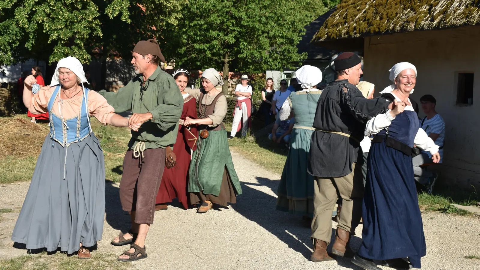 Die Komparsen müssen für den Dreh ins Mittelalter eintauchen, so wie diese Tanzgruppe im Freilandmuseum Bad Windsheim. Das Museum könnte auch ein möglicher Drehort sein. (Archivbild: Ute Niephaus)
