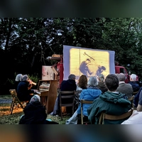 Wanderkino auf Schloss Seehaus mit Sebastian Pank (links) und Tobias Rank. Gerade begleiten Sie Charlie Chaplins Kurzfilm „Der Einwanderer”. (Foto: Thomas Wirth)
