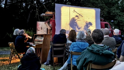 Wanderkino auf Schloss Seehaus mit Sebastian Pank (links) und Tobias Rank. Gerade begleiten Sie Charlie Chaplins Kurzfilm „Der Einwanderer”. (Foto: Thomas Wirth)