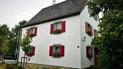 Dem Geslauer Rathaus ist nicht gleich anzusehen, dass es sich dabei um ein Verwaltungsgebäude handelt. Fest steht, dass dort im Mai 2026 ein neuer Chef beziehungsweise eine Chefin das Kommando übernehmen wird, denn der amtierende Bürgermeister Richard Strauß macht nicht weiter. Geklärt wurde jetzt auch, dass die Position ehrenamtlich bleibt. (Foto: Jürgen Binder)