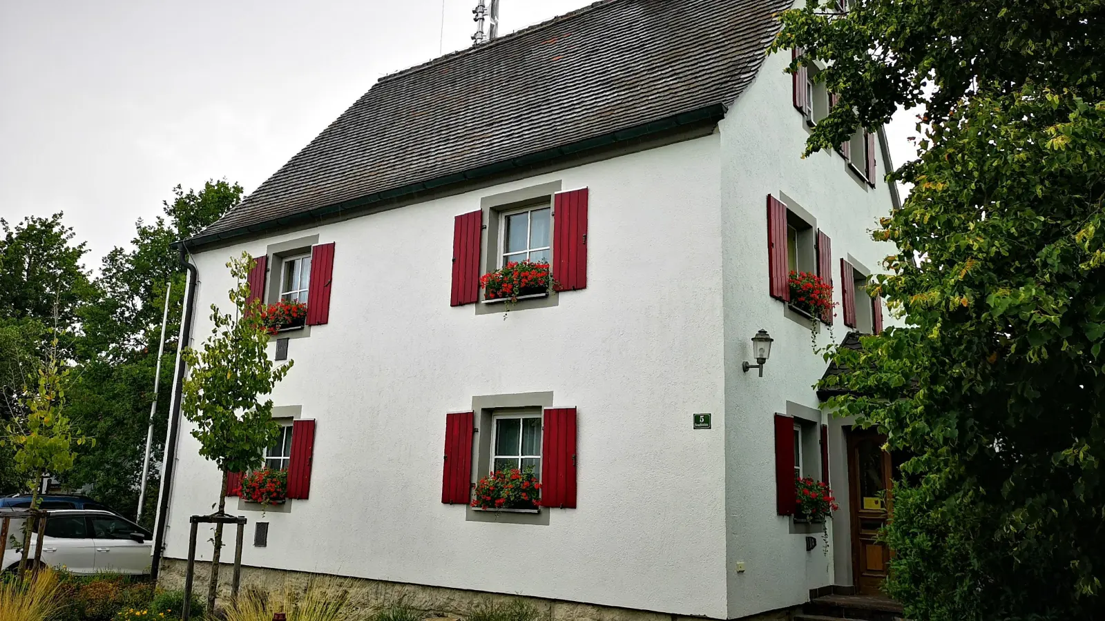 Dem Geslauer Rathaus ist nicht gleich anzusehen, dass es sich dabei um ein Verwaltungsgebäude handelt. Fest steht, dass dort im Mai 2026 ein neuer Chef beziehungsweise eine Chefin das Kommando übernehmen wird, denn der amtierende Bürgermeister Richard Strauß macht nicht weiter. Geklärt wurde jetzt auch, dass die Position ehrenamtlich bleibt. (Foto: Jürgen Binder)