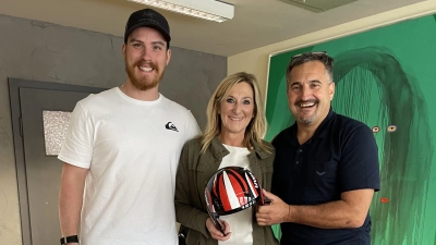 Der österreichische Nationaltrainer Georg Hackl (rechts) präsentiert gemeinsam mit Carola Blach (Mitte) und Trainer Lukas Schlierenzauer den Helm für das Olympia-Team der österreichischen Rodler. (Foto: Blach Lackierung GmbH/Jürgen Blach )