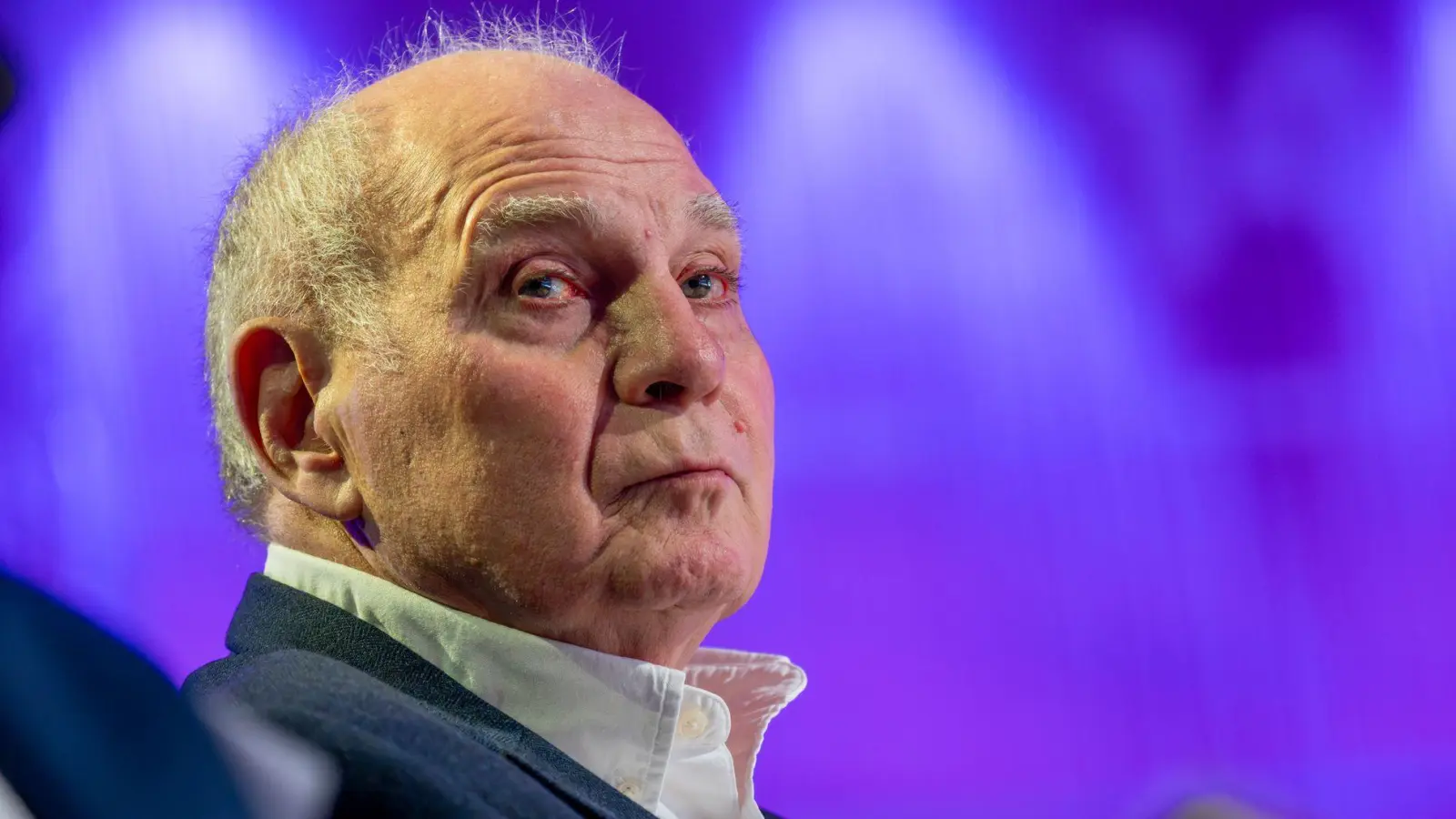 Bayerns Ehrenpräsident Uli Hoeneß rät dem Fußball-Bundesligisten Eintracht Frankfurt, seine Stars langfristig zu binden. (Archivbild) (Foto: Peter Kneffel/dpa)