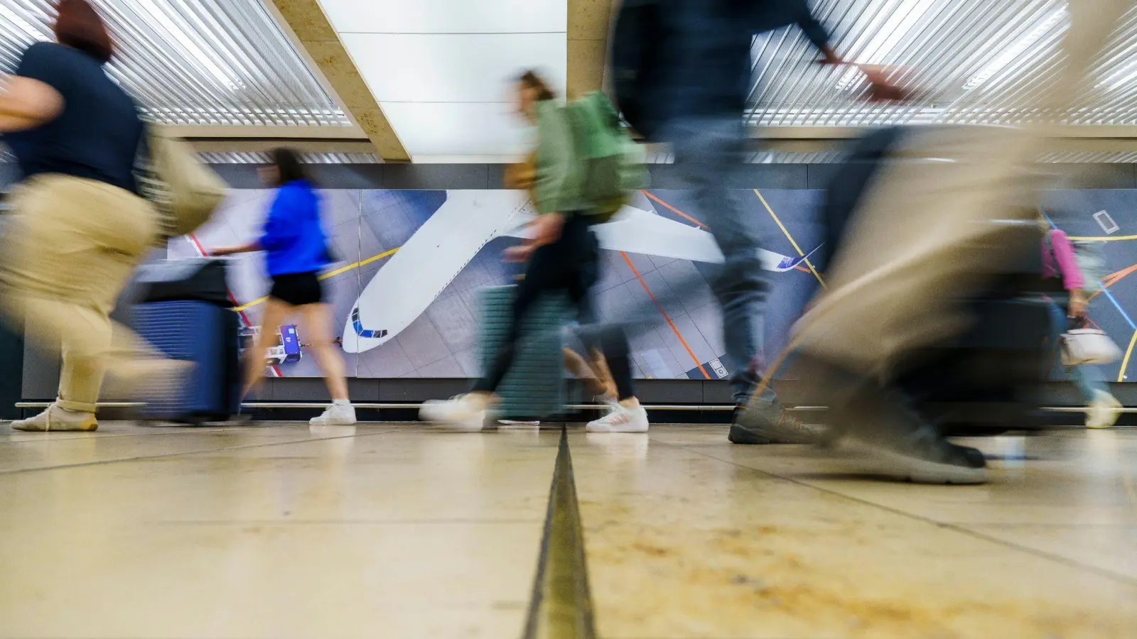 Reisende am Flughafen Frankfurt: Die Fraport AG hat neue Zahlen zum Flugverkehr vorgelegt. (Foto: Andreas Arnold/dpa)