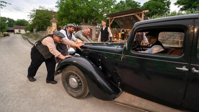 Die Elektrik des Austin 12 macht schon wieder schlapp. Da hilft nur schieben. (Foto: Andreas Riedel)