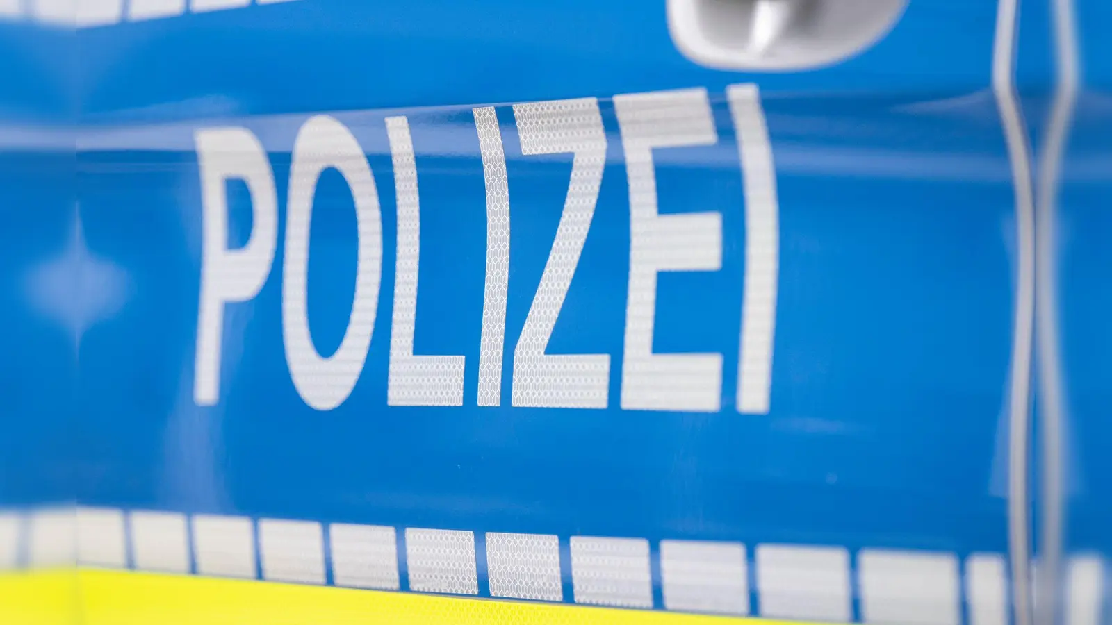Nach dem Umkippen eines vollbeladenen Betonmischers im Asbach-Bäumenheimer Ortsteil Hamlar muss die schnell trocknende Masse mit Baggern mühsam ausgehoben werden. (Symbolbild) (Foto: Boris Roessler/dpa)