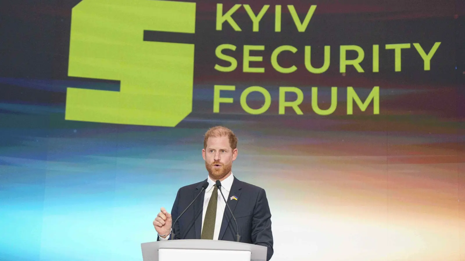 Der britische Prinz Harry reist nicht im Auftrag des Königshauses, sondern auf eigene Faust. (Foto: Evgeniy Maloletka/AP/dpa)