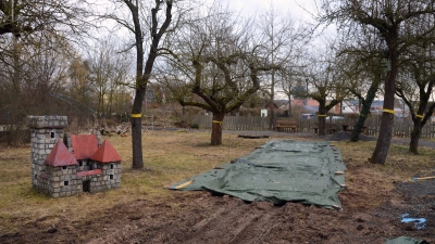 Die Arbeiten am kleinen Bürgerpark neben dem Uehlfelder Rathaus haben begonnen. Die im Bau befindliche Boule-Bahn ist noch mit einer Plane abgedeckt, die Ritterburg bleibt vorerst unerobert. (Foto: Johannes Zimmermann)