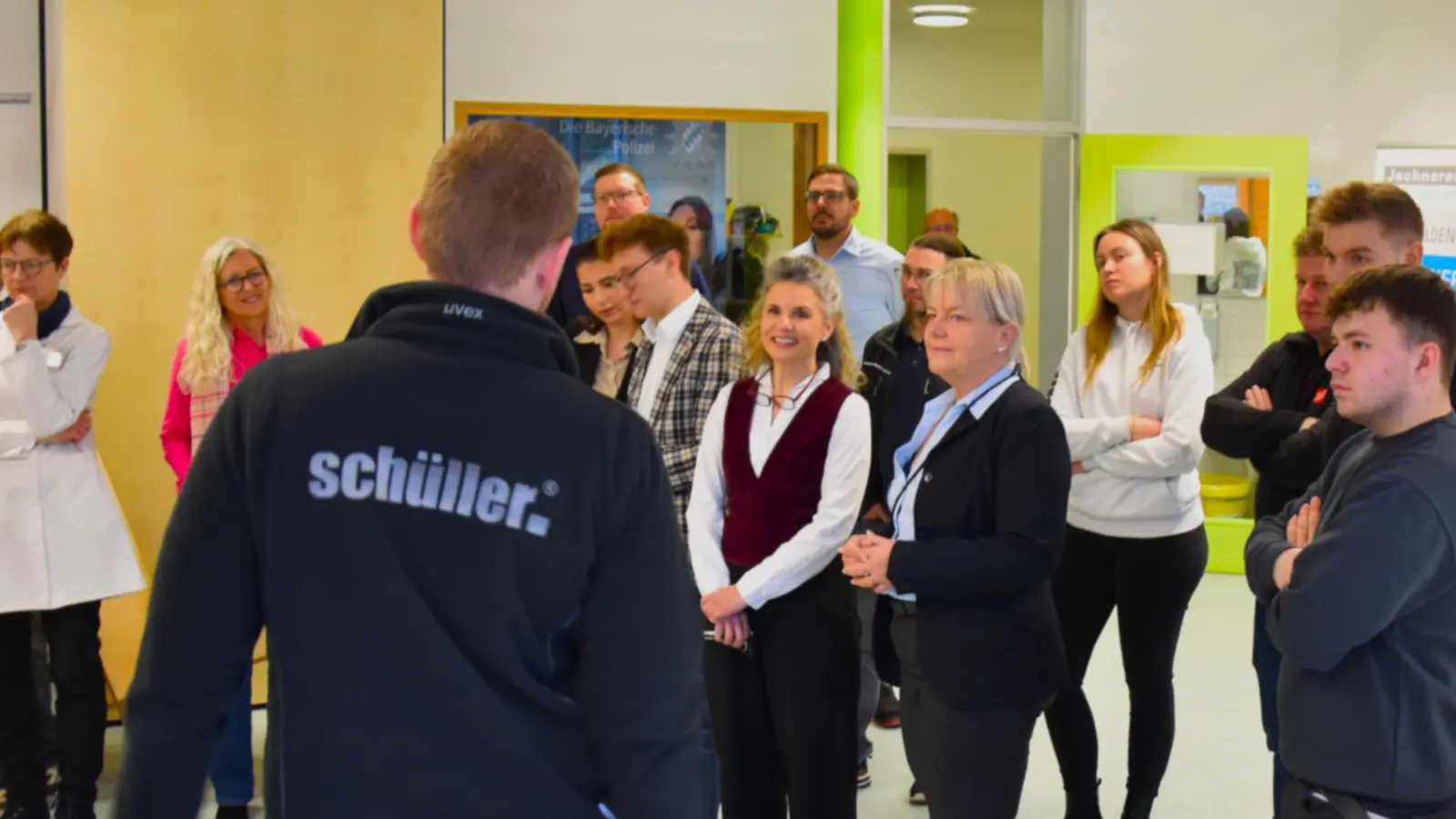 Berufswahlbegleiterin Manuela Johrend und Bürgermeisterin Dorina Jechner (von rechts) am Stand der Firma Möbelwerk Schüller. Das Unternehmen bemüht sich um junge Kräfte für Berufe vom Anlagenführer über Elektroniker bis hin zum Produktdesigner. (Foto: Werner Wenk)