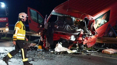Sanitäter bringen die Verletzten in ein Krankenhaus.  (Foto: Reinert/swd-medien/dpa)