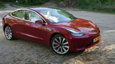 Lange war Tesla mit Modellen wie dem Model 3 Vorreiter - wie schlägt der sich als Gebrauchtwagen? (Foto: Stefan Weißenborn/dpa-tmn)