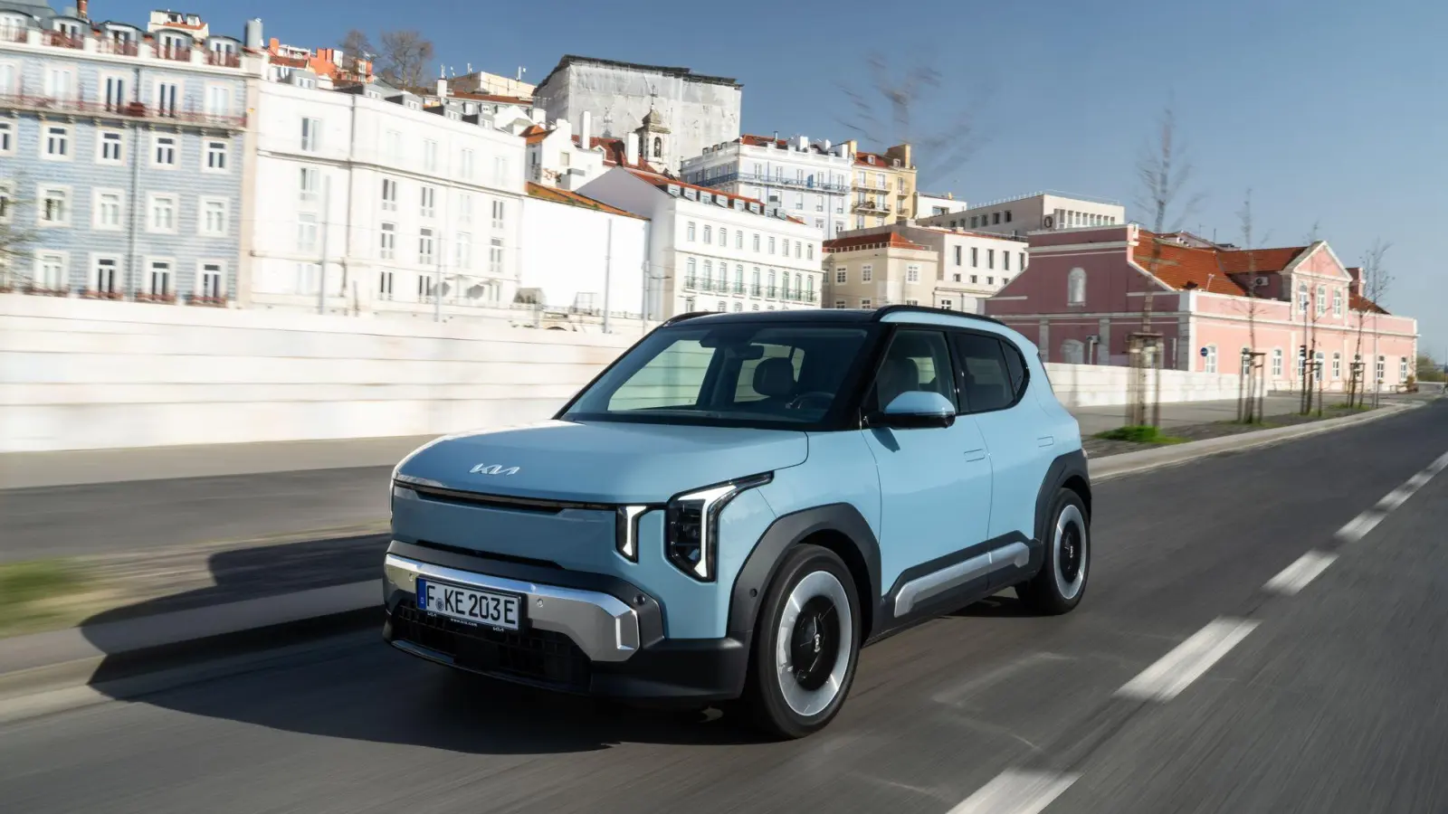 Zeit zum Kuscheln? Nö, denn zumindest formal gibt der Kia EV2 mit seinen Ecken und Kanten eher den Charaktertyp.  (Foto: Kia/dpa-tmn)