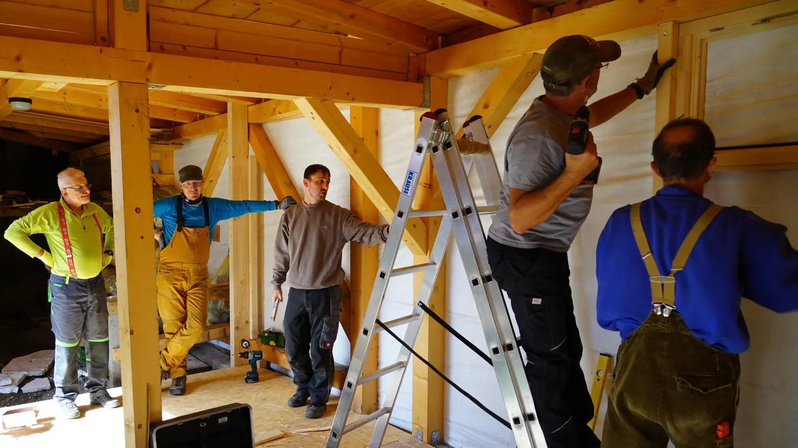 Jeder wusste, was zu tun war: Arbeitseinsatz im Winterraum der Potsdamer Hütte. (Foto: DAV/Zita Schwab)