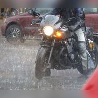 Gefahr bei Gewittern: Motorradfahrer sollten bei einem Gewitter die Fahrt sofort unterbrechen und Schutz in einem Gebäude oder unter einer stabilen Stahlbetonbrücke suchen. (Foto: Kay Nietfeld/dpa/dpa-tmn)
