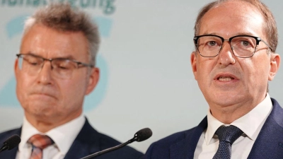 Der Präsident des Landkreistags, Achim Brötel (links), drängt den Bund zum Handeln beim Schutz der Bevölkerung im Kriegs- oder Katastrophenfall. (Foto: Kay Nietfeld/dpa)